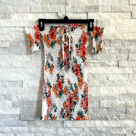 Off the Shoulder Shirred / Ruched Lace Front Floral Top - Picture 5 of 7